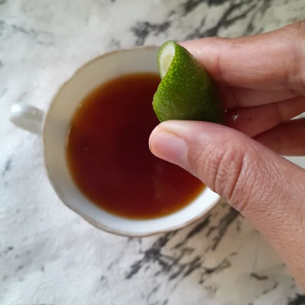 Beri perasan jeruk nipis.