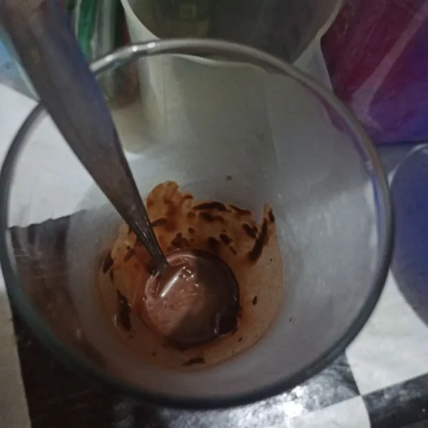 Larutkan cokelat bubuk dengan air panas.