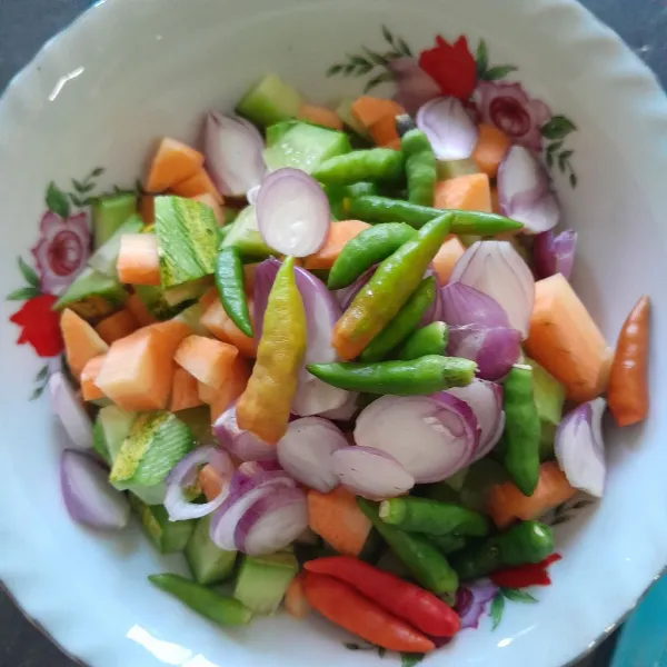 Tambahkan cabe rawit.
