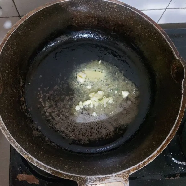 Lelehkan mentega, lalu tumis bawang putih hingga harum.