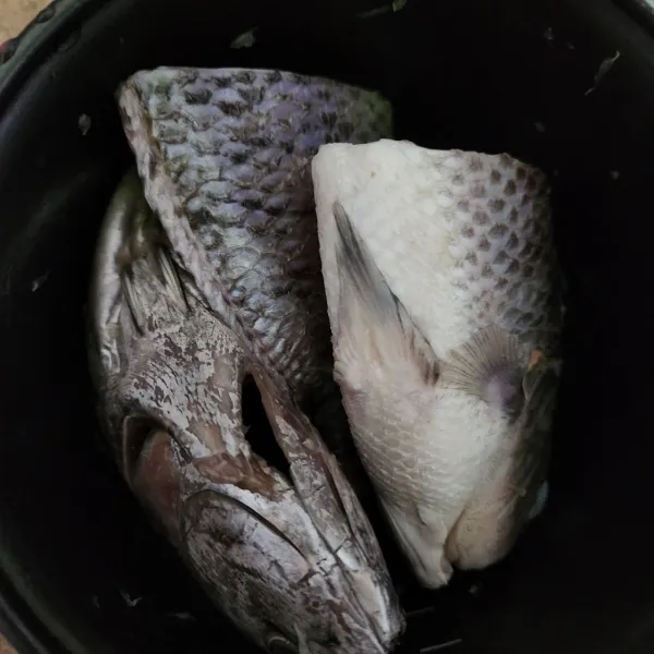 Potong ikan dan beri perasan jeruk nipis.