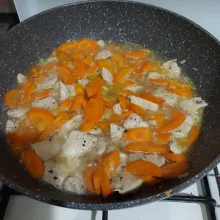 Tambahkan air, beri garam dan gula pasir, koreksi rasa.