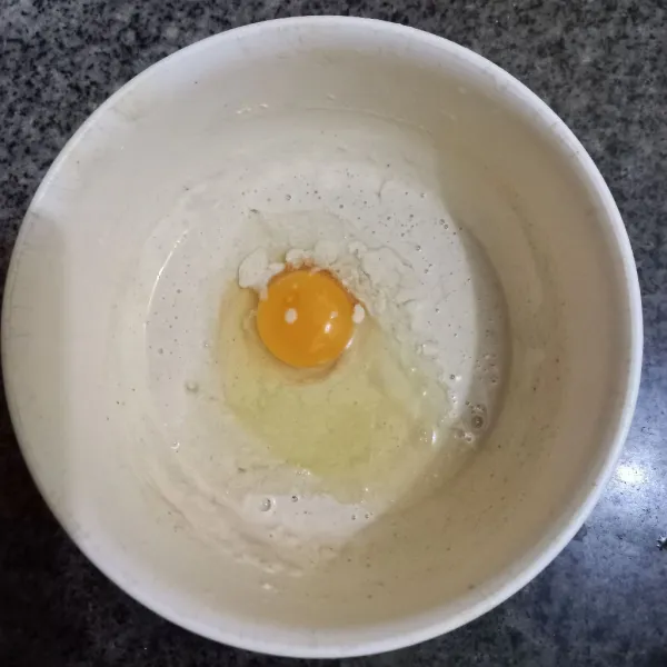 Tambahkan air secukupnya, aduk rata lalu masukkan telur ayam.