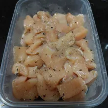 Potong fillet dada ayam lalu baluri dengan bumbu marinasi hingga rata, simpan di kulkas semalaman.