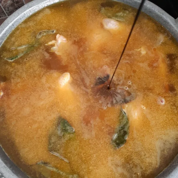 Kemudian, masak dan tambahkan kecap.