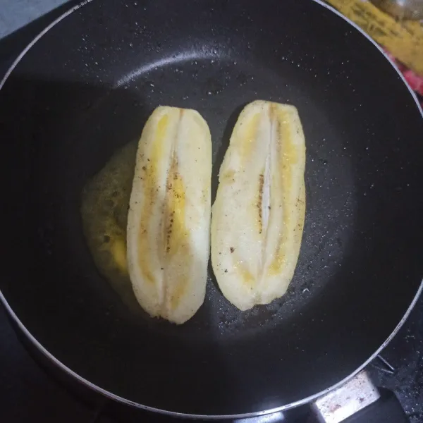 Beri sedikit margarin, panggang hingga berubah warna.