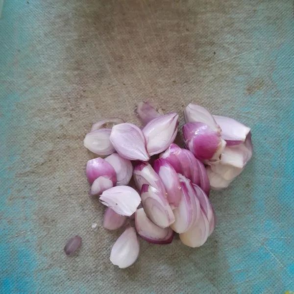 Iris bawang merah.
