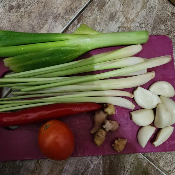 Siapkan semua bahan dan bumbu.