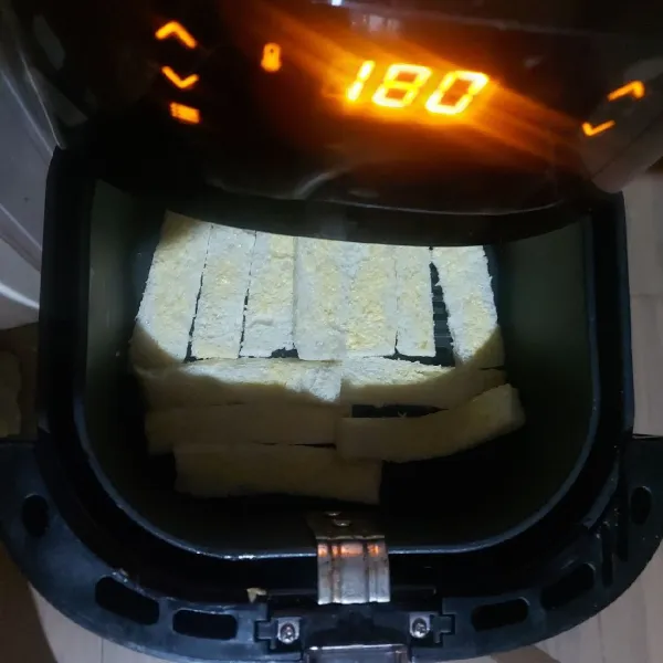 Tata roti kedalam airfyer, panggang selama 7 menit pada suhu 180°C.
