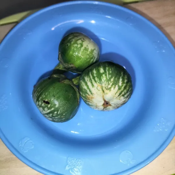 Siapkan 3 buah terong yang sudah dicuci bersih.