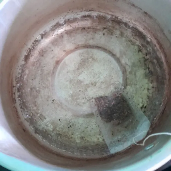 Rebus air, lalu tambahkan teh.