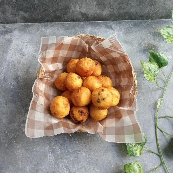 Terakhir, goreng hingga warnanya kecokelatan. Angkat dan sajikan.