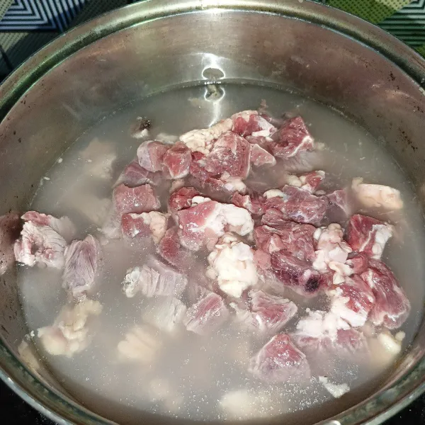 Potong-potong daging kambing dan rebus di air mendidih sekitar 15 menit.