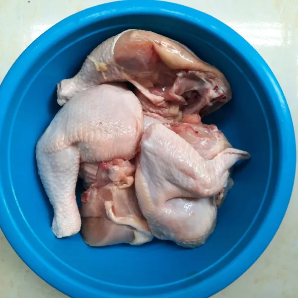 Potong ayam sesuai selera dan cuci bersih.