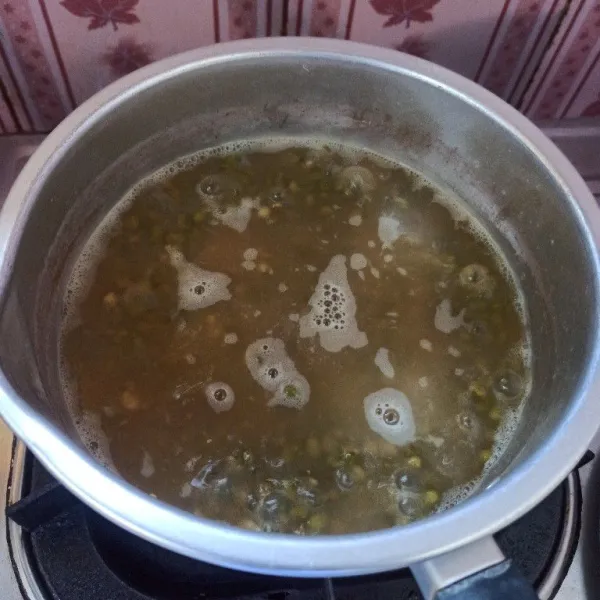 Rebus air hingga mendidih, setelah mendidih masukkan kacang hijau, rebus sampai empuk.