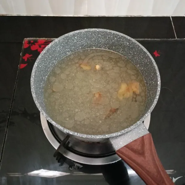 Lalu masukkan air, masak hingga mendidih.
