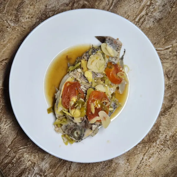 Setelah ikan matang sempurna dan rasa sudah pas. Ikan steam siap disajikan.