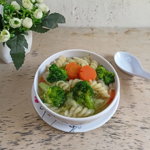 Tuang sop ke dalam mangkuk dan sajikan hangat.