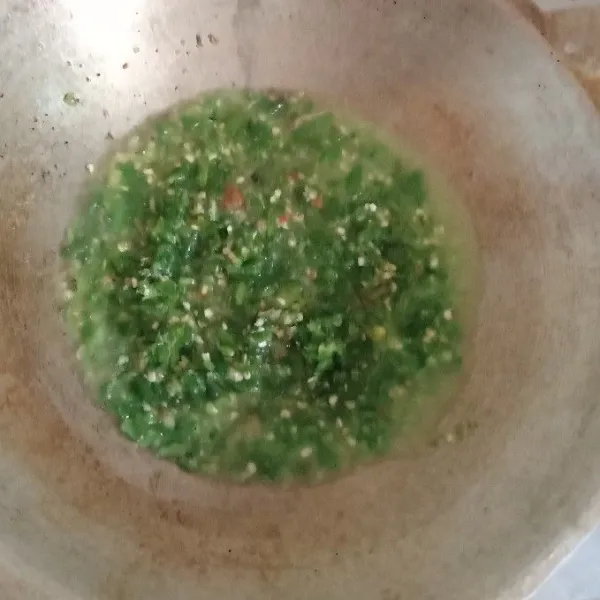 Tumis bumbu hingga wangi.