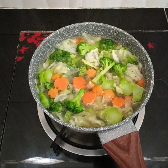 Masak sop hingga matang, lalu angkat.