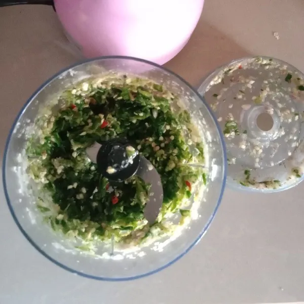 Cooper kasar, bumbu. Bisa juga diulek kasar.