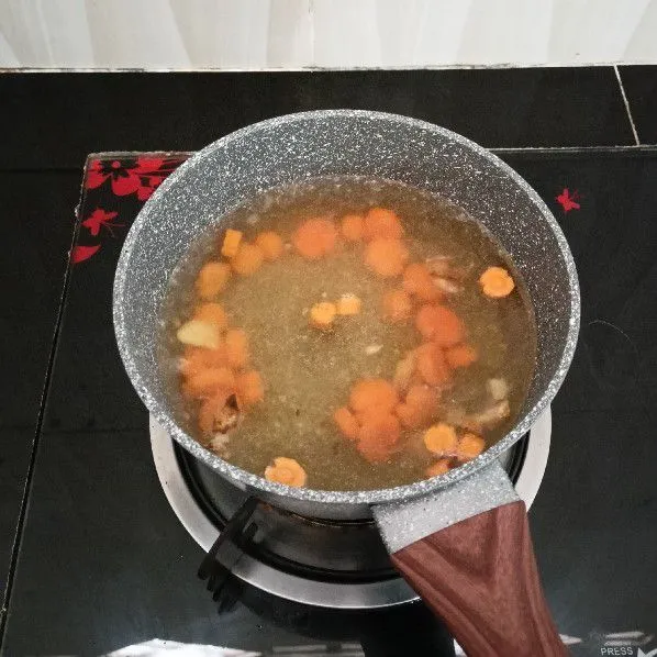 Masukkan wortel, masak hingga mendidih kembali.