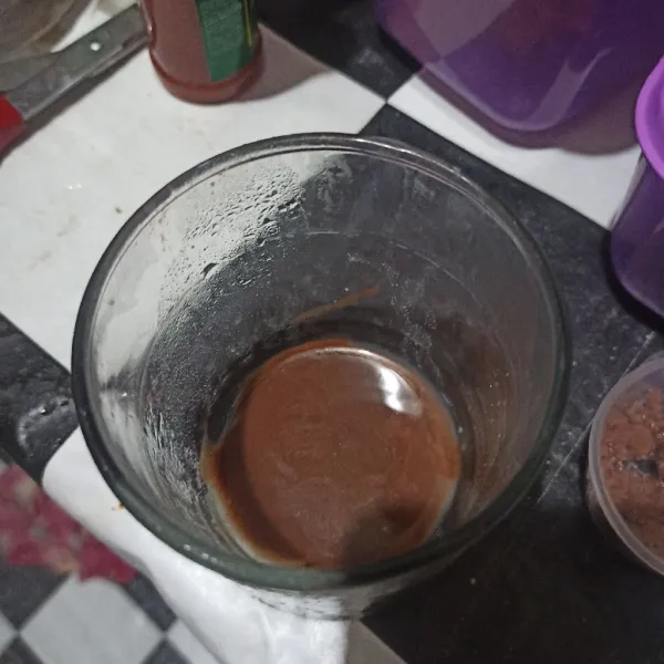 Larutkan bubuk cokelat dengan 1 sdm air panas.