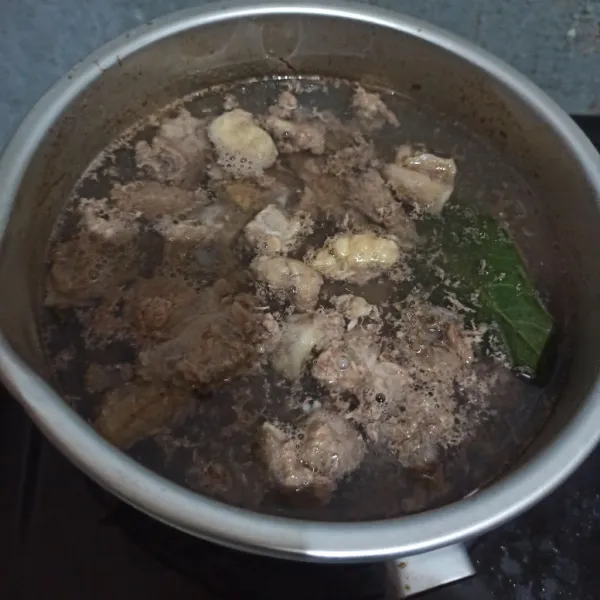 Rebus daging dengan sedikit air, lalu buang airnya. Rebus kembali dengan sisa air dan daun salam dengan metode 5-30-7 menit.