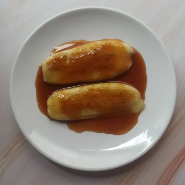 Siram pisang dengan sambal rujak.
