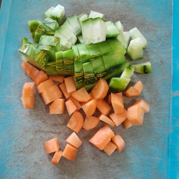 Potong dadu timun dan wortel.