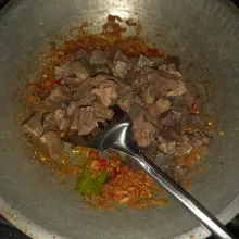 Masukkan paru, aduk rata dengan bumbu.