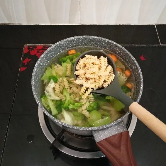 Terakhir masukkan makaroni, aduk rata.