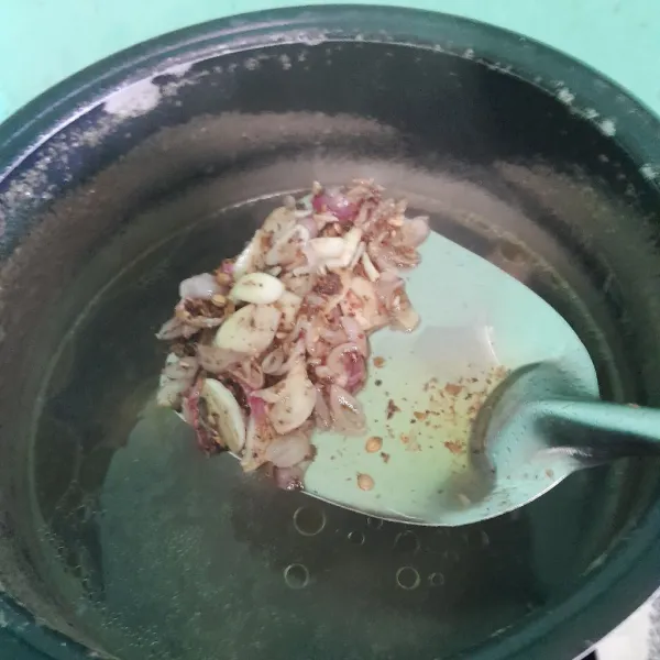 Masukan bumbu yang sudah digoreng ke dalam air rebusan daging, lalu tambahkan garam.