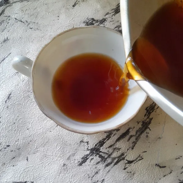 Setelah teh mendidih, masukkan ke dalam gelas.