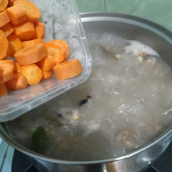 Masukkan wortel, masak hingga empuk.