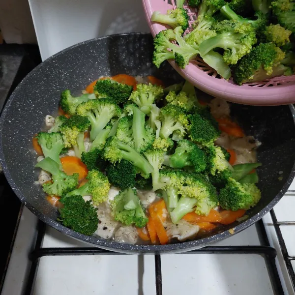 Masukkan brokoli rebus.