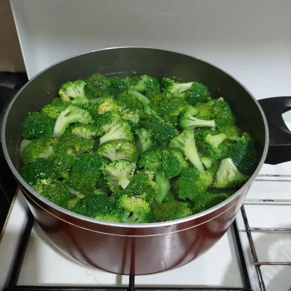 Potong brokoli, rendam dengan air garam, lalu siapkan air mendidih, masak selama 3 menit, agar brokoli matang.