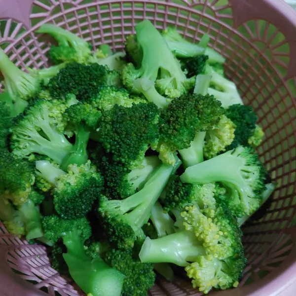 Angkat brokoli, rendam dengan air dingin, tiriskan.