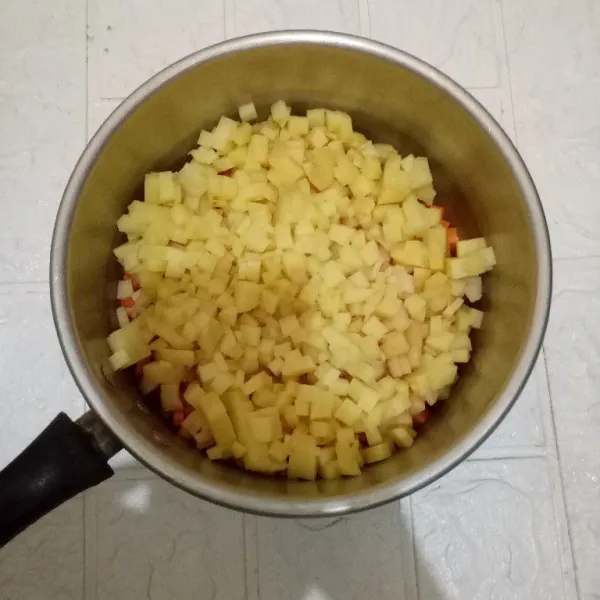 Potong dadu kecil-kecil untuk kentang dan wortelnya.