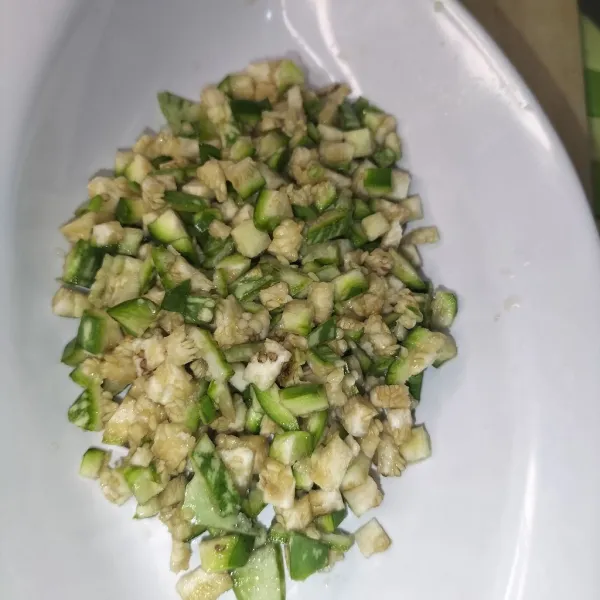 Tiriskan terong iris, taruh di piring atau mangkuk, kemudian beri bumbu halus, sambal beberuk terong siap untuk disajikan.