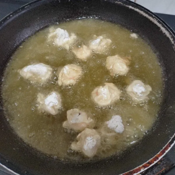 Panaskan minyak lalu goreng udang hingga garing.