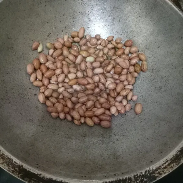 Goreng kacang hingga matang, lalu tiriskan dan biarkan dingin.