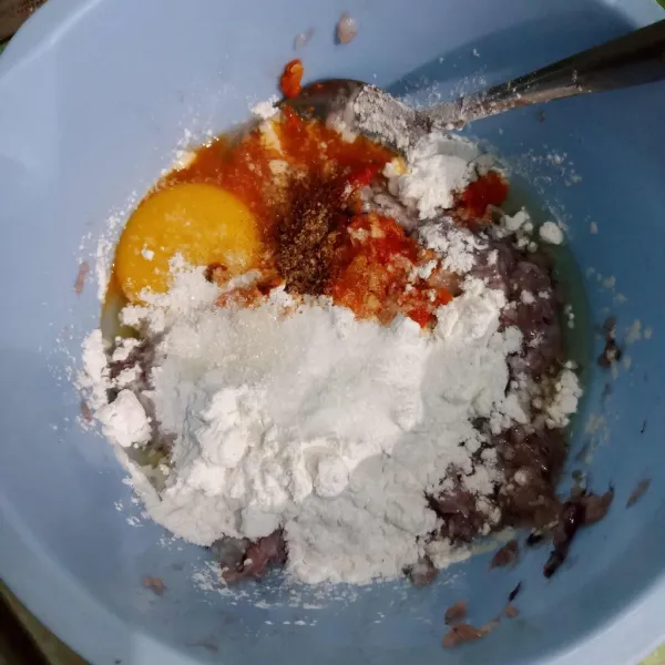 Campurkan cumi-cumi dengan tepung tapioka, telur, bumbu halus, garam, gula pasir dan kaldu bubuk. Aduk hingga tercampur rata.