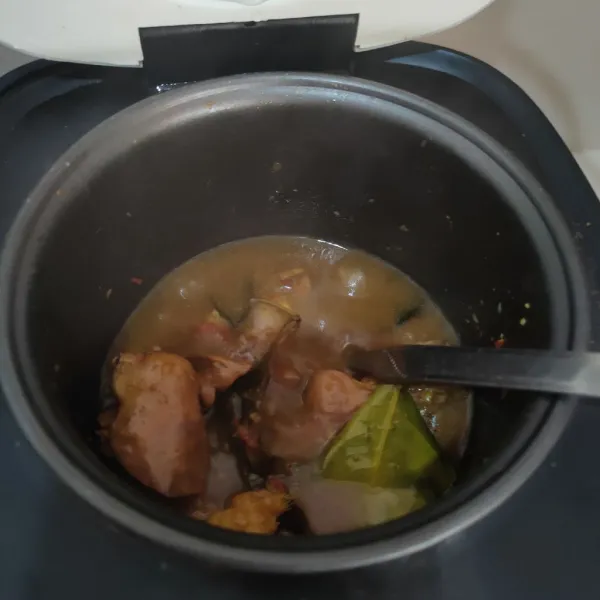 Masak hingga bumbu meresap dan ampela empuk.