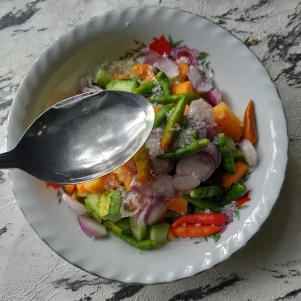 Tambahkan garam, gula, dan cuka.