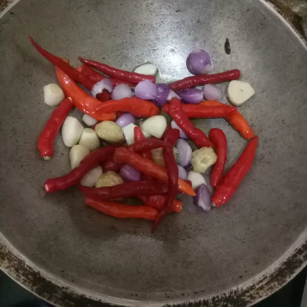 Tumis bawang merah, bawang putih, cabe merah, cabe merah keriting, dan kemiri, yang akan dihaluskan hingga layu, lalu angkat.