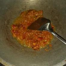 Panaskan minyak goreng, tumis bumbu hingga harum.