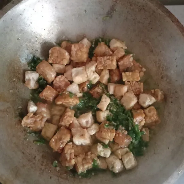 Cek rasa. Lalu asukkan tempe dan tahu.
