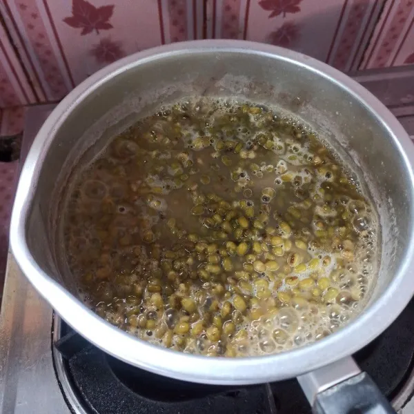 Setelah hampir matang, tambahkan garam, aduk rata dan rebus sampai kacang hijau empuk dan matang.