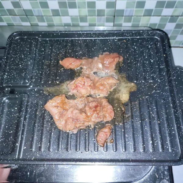 Setelah dimarinasi, panggang daging di atas grill pan.